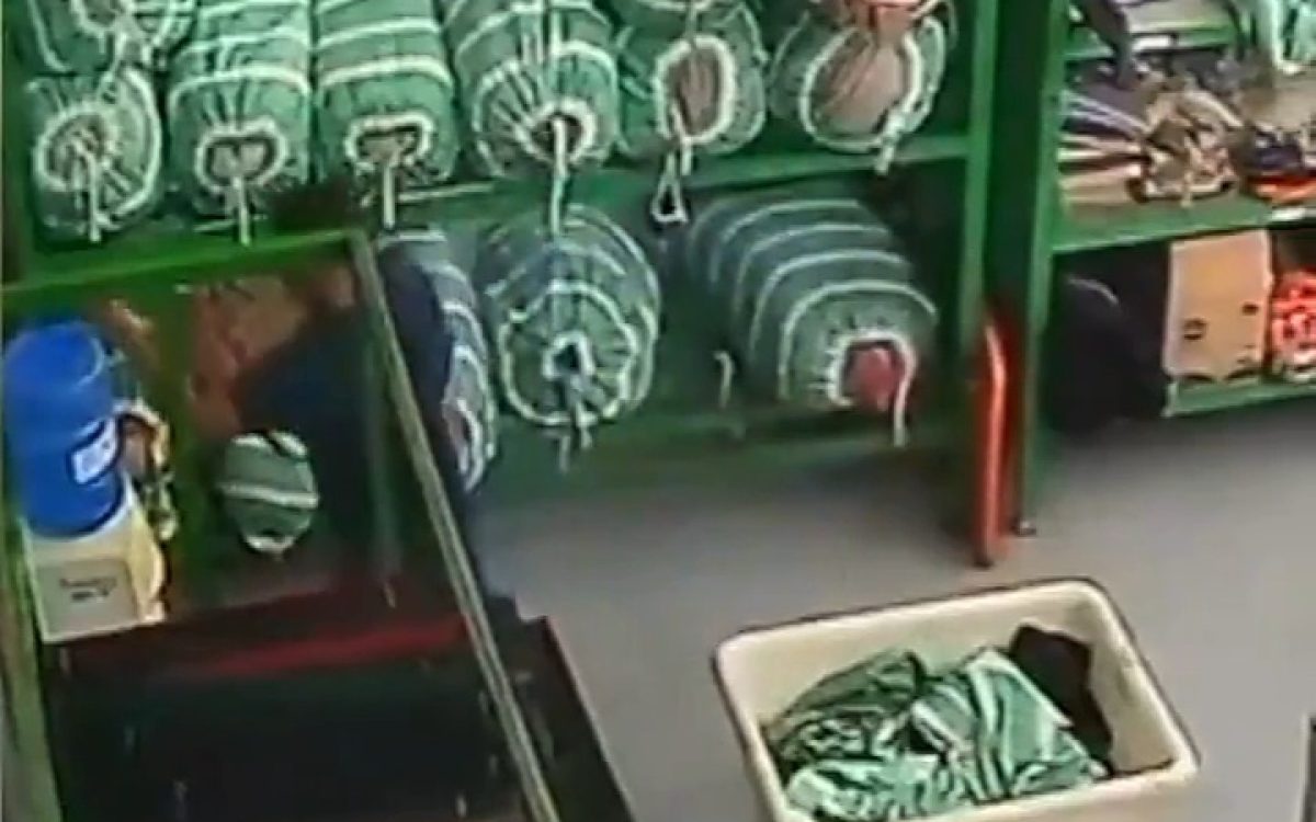 Homem é preso por colocar soda cáustica em bebedouro de empresa