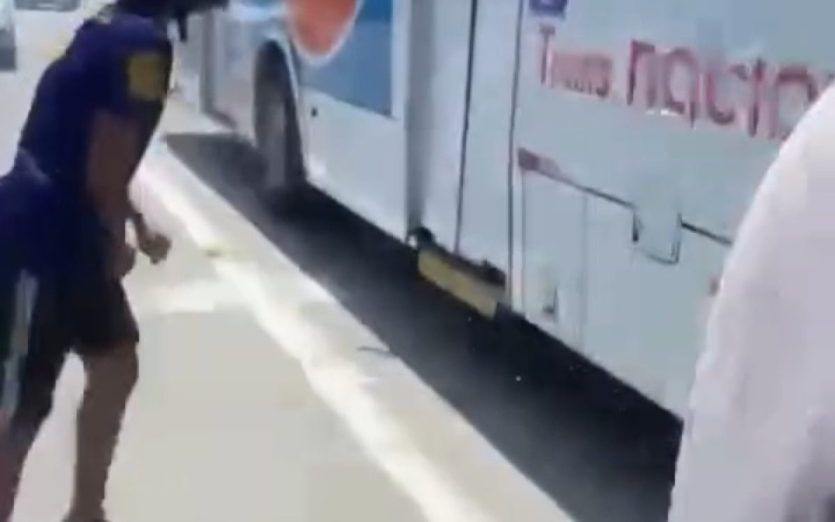 Membros de torcida organizadas expulsam passageiros e depredam ônibus em Natal