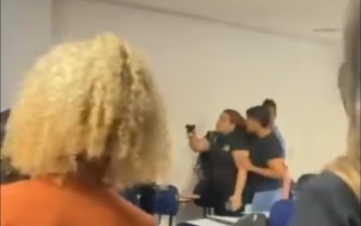 Discussão em sala de aula termina em ameaça com arma de fogo entre estudantes