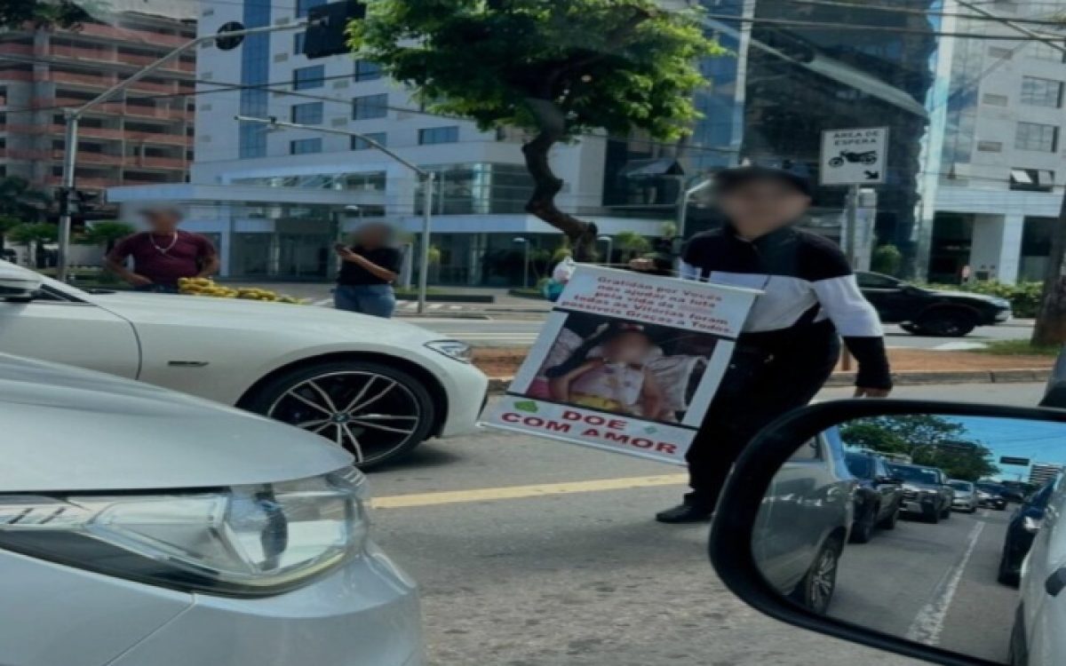 Mulher fingia ser avó de criança doente para pedir doações em semáforo