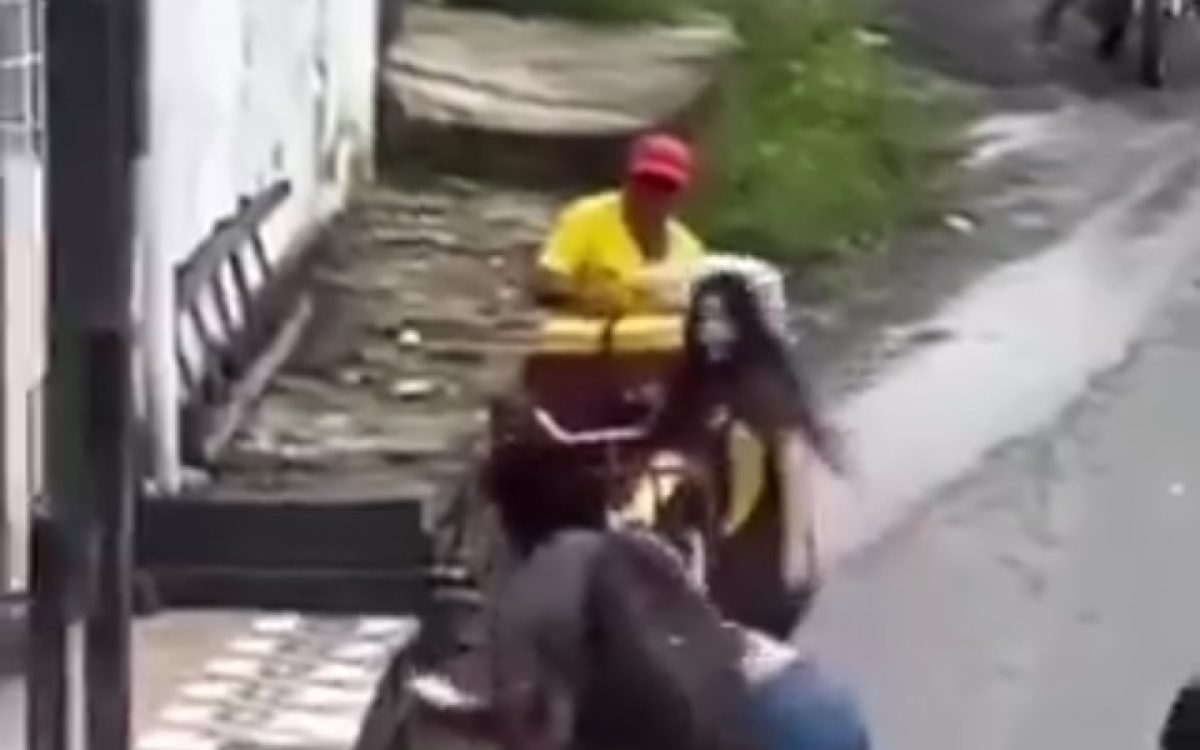 Mãe valentona bate em “inimiga da filha”