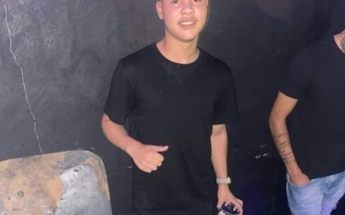 Adolescente de 15 anos é morto durante assalto após deixar celular cair no chão