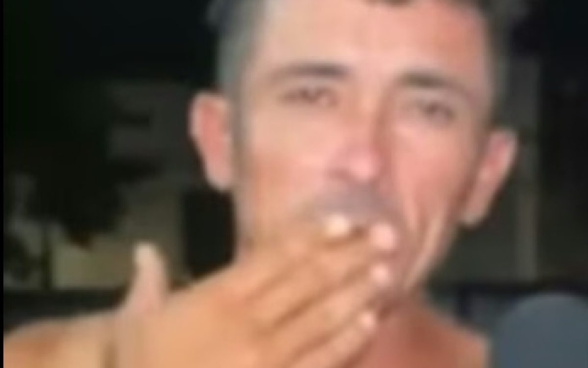 Homem apanha de mangueira da companheira no meio da rua em Natal