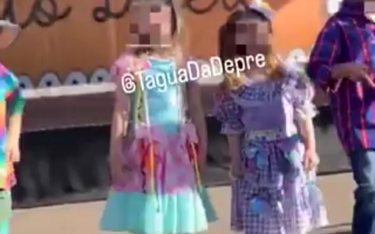 Homem enfia dedo na cara de criança em festa Junina