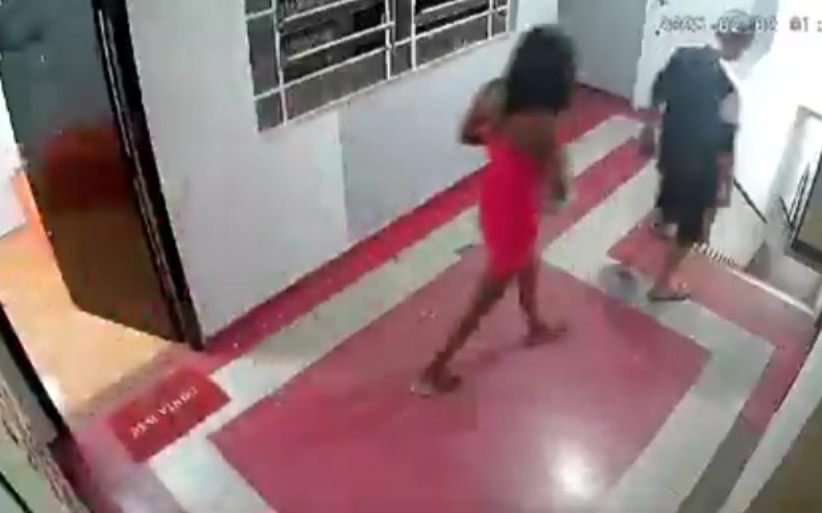 Mulher empurra homem de propósito da escada e finge preocupação ao socorrê-lo.