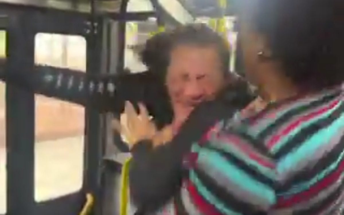 Mulher é pega tentando furtar celular de senhora em ônibus