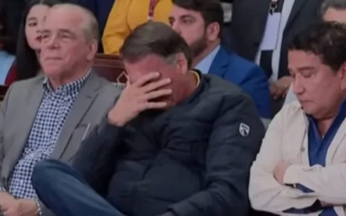 Bolsonaro vai a culto em Brasília e chora diante das câmeras de TV