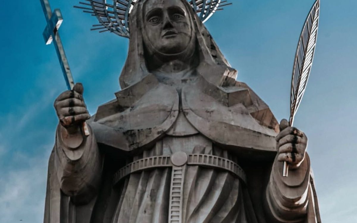 Marcos Mion visita Santuário de Santa Rita de Cássia