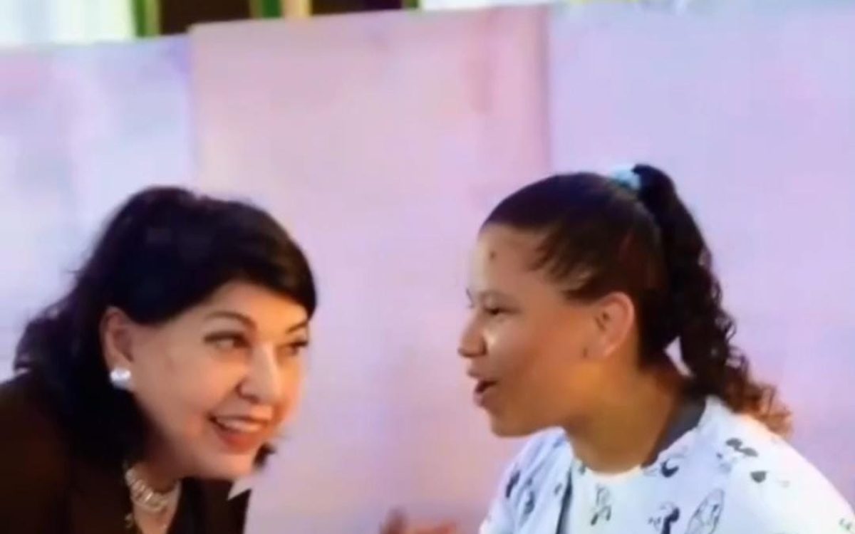 Roberta Miranda emociona ao ajudar ambulante durante carnaval