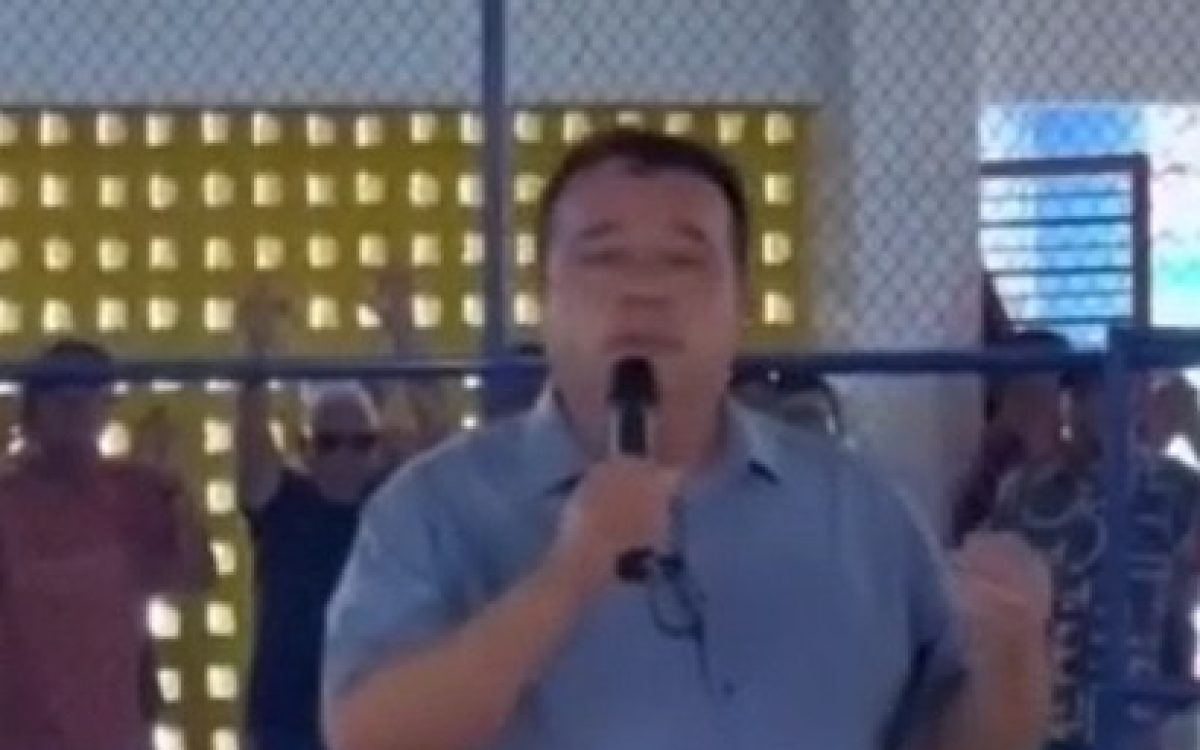 Prefeito reúne centenas em ginásio e anuncia demissão em massa