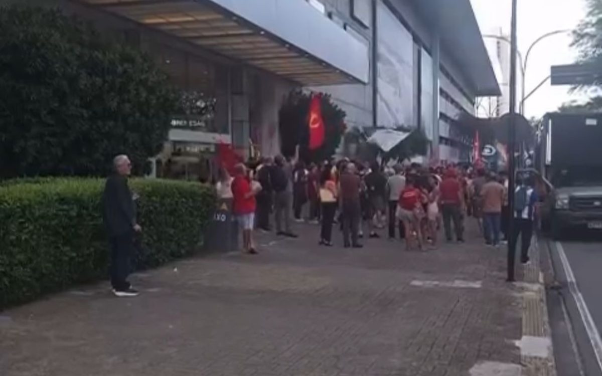 protesto em frente ao midway contra prisão de maduro