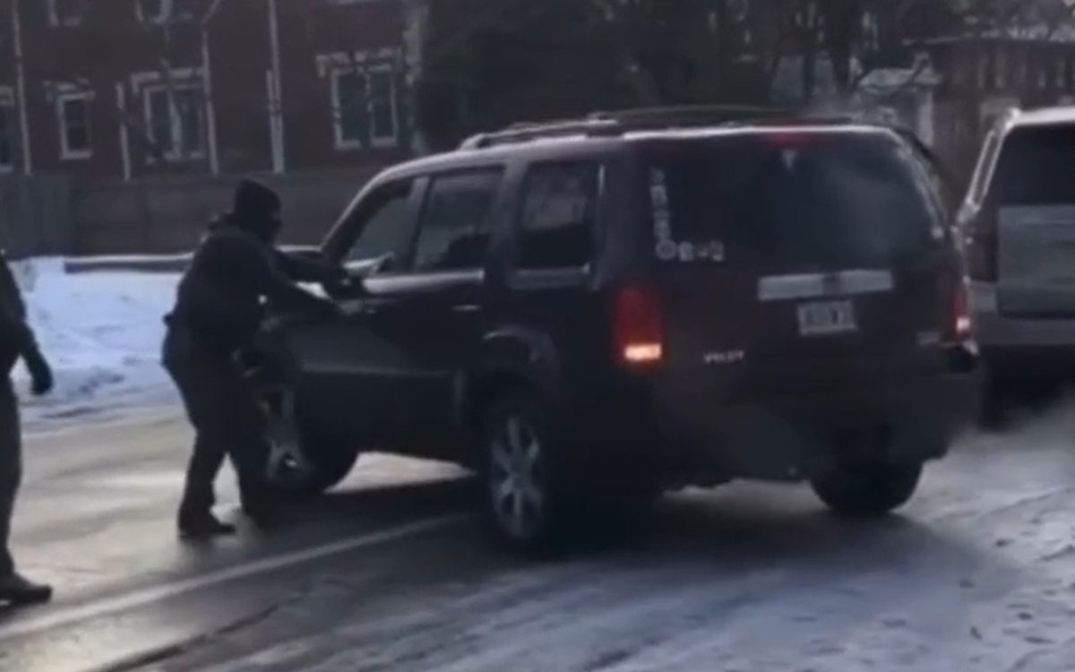 Agente de imigração mata mulher durante operação e impede socorro, dizem testemunhas