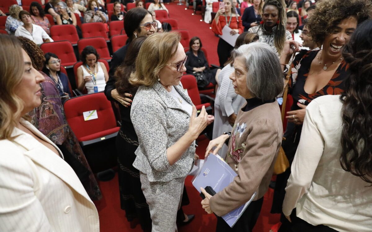 Zenaide Maia cobra votação de projeto contra feminicídio