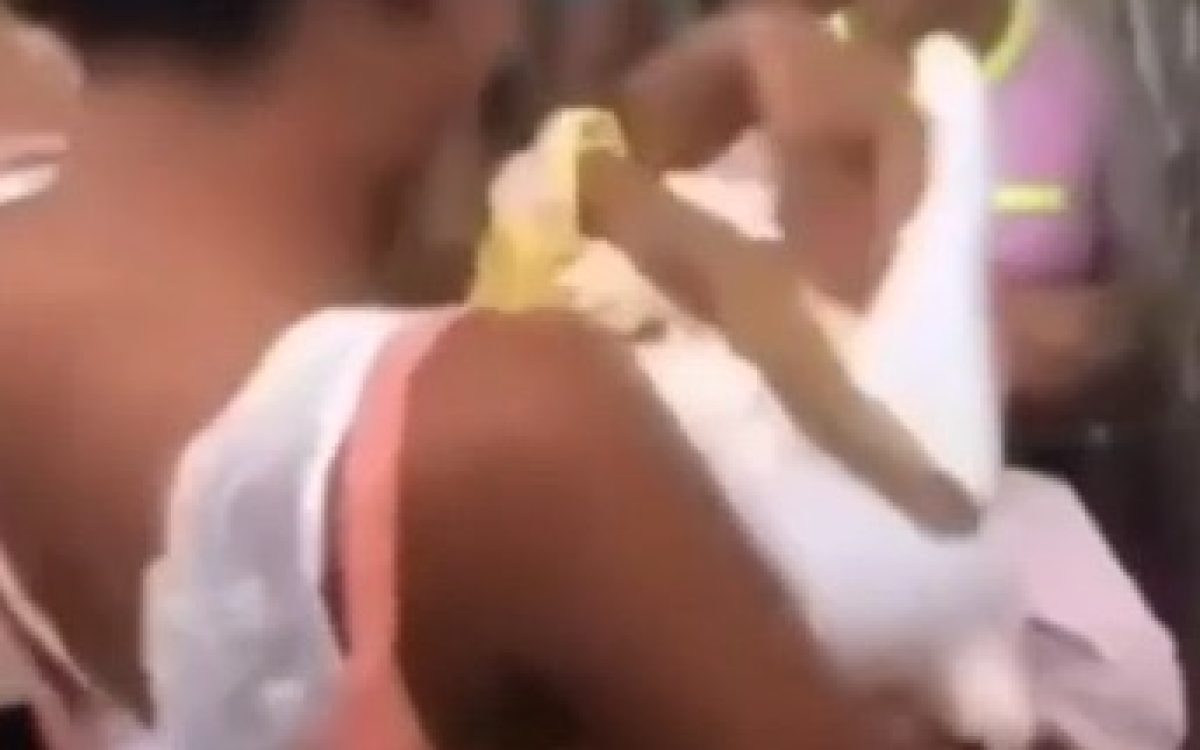 Mãe retira corpo da filha do caixão em último adeus