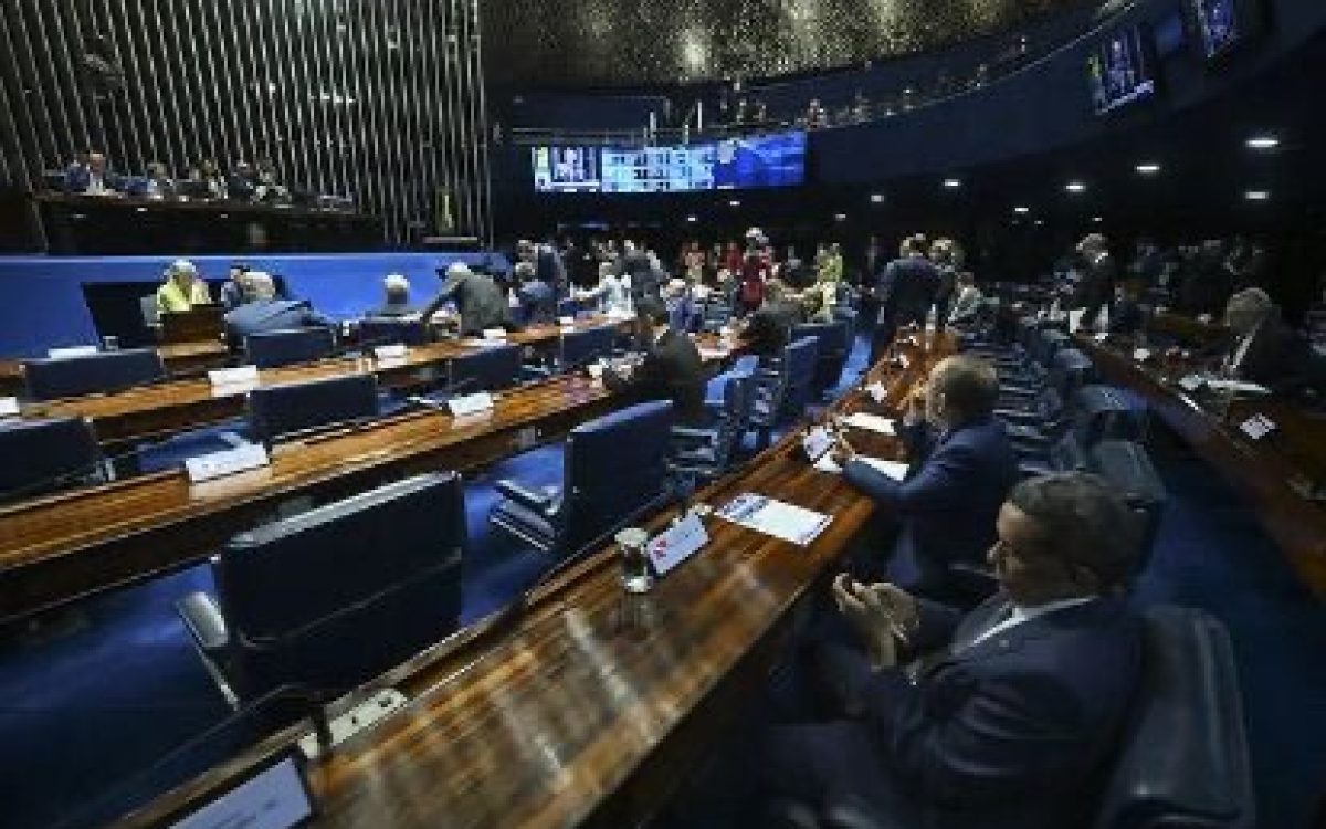 Senado aprova redução de penas que beneficia Bolsonaro