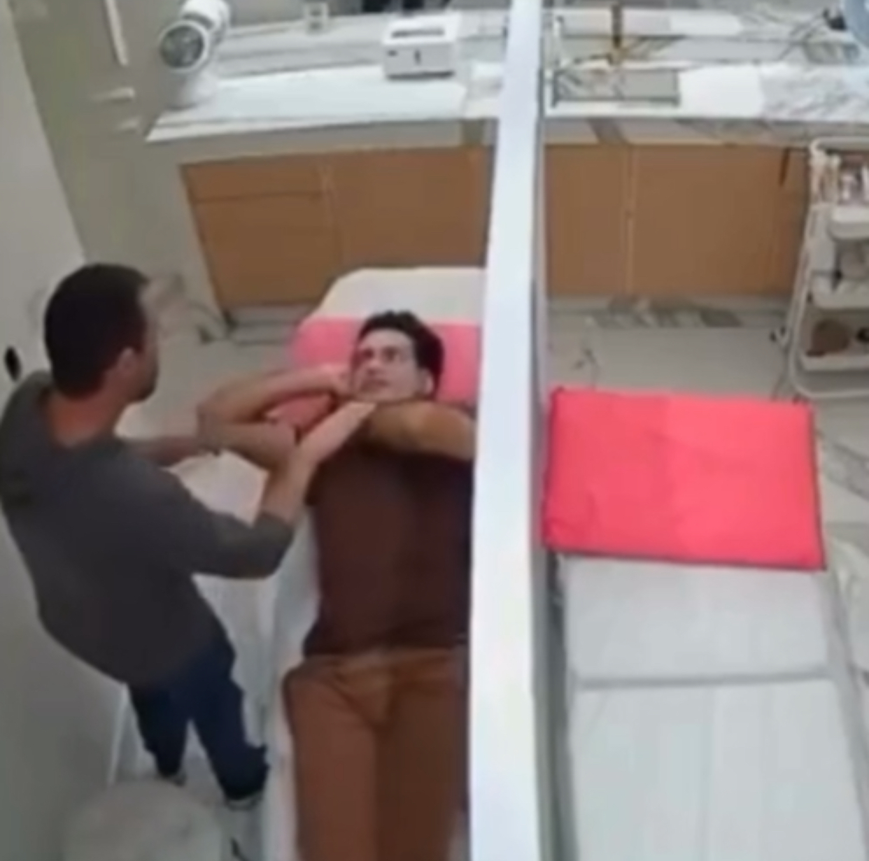 Homem morre após fazer peeling de fenol (Vídeo do momento)