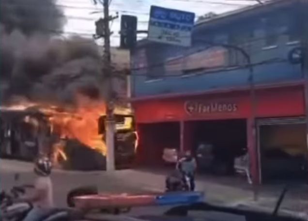 Ônibus pega fogo em poste