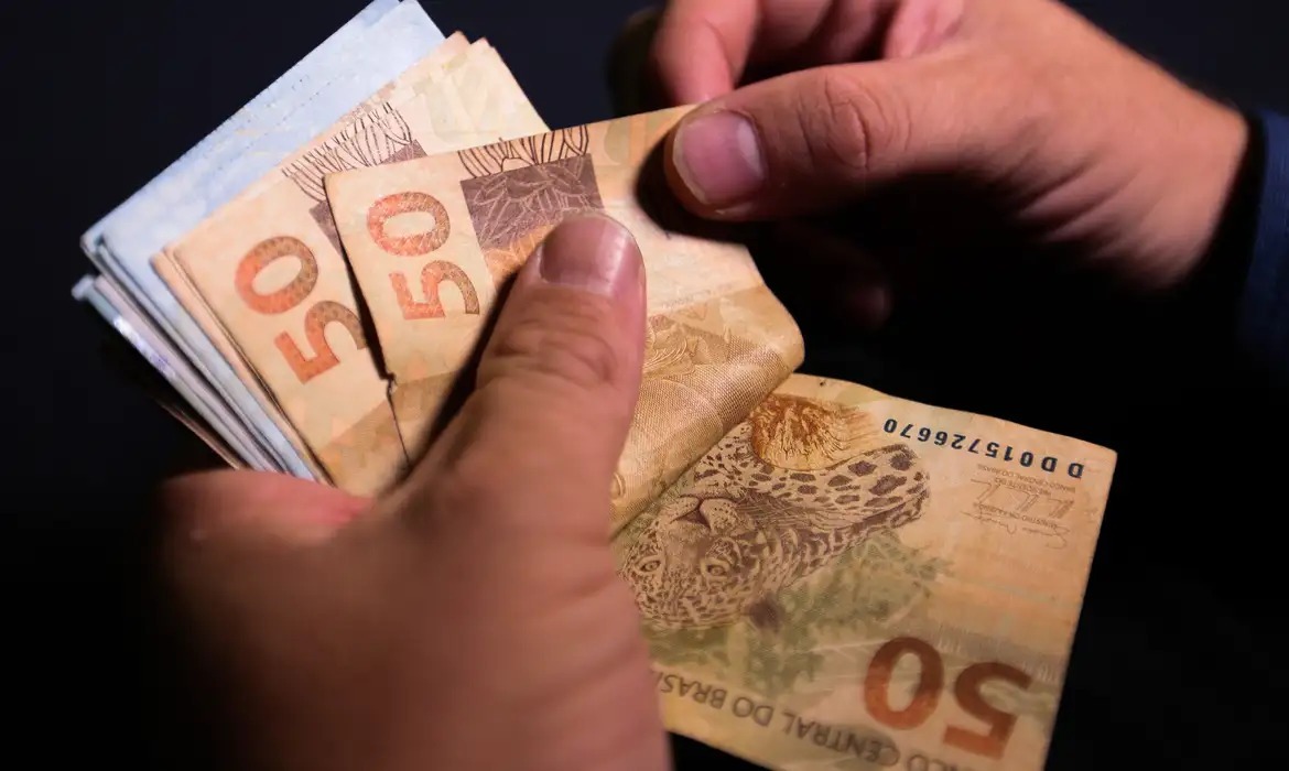 Salário mínimo de 2025 deve ser de R$ 1.517 com nova regra