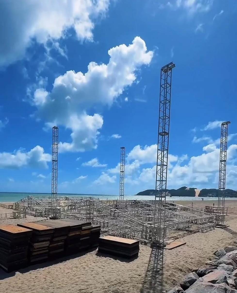 Estrutura do Festival Vem Verão sendo montada na engorda de Ponta Negra