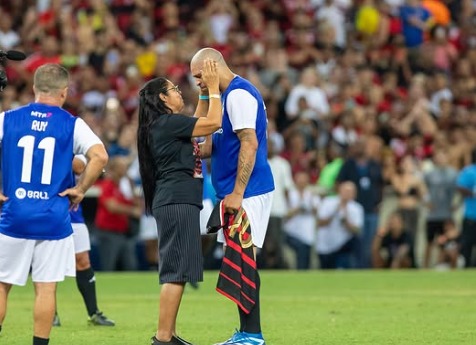 Adriano recebe homenagem emocionante no Maracanã:  Despedida histórica do Imperador