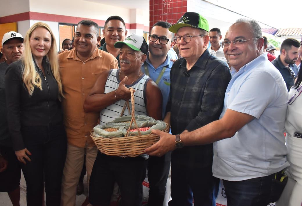 Agricultores recebem sementes em solenidade com Prefeito Jaime Calado