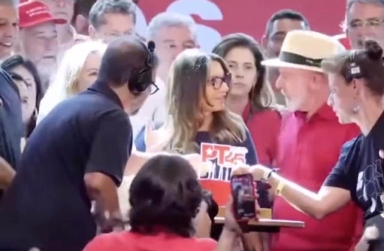 Janja demonstra insatisfação ao ser puxado por Lula