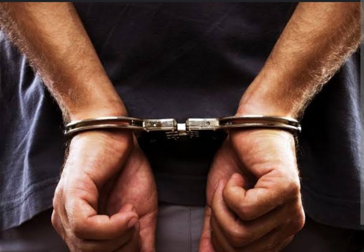 Homem é preso após agredir colega de trabalho com capacetes e socos em posto de gasolina