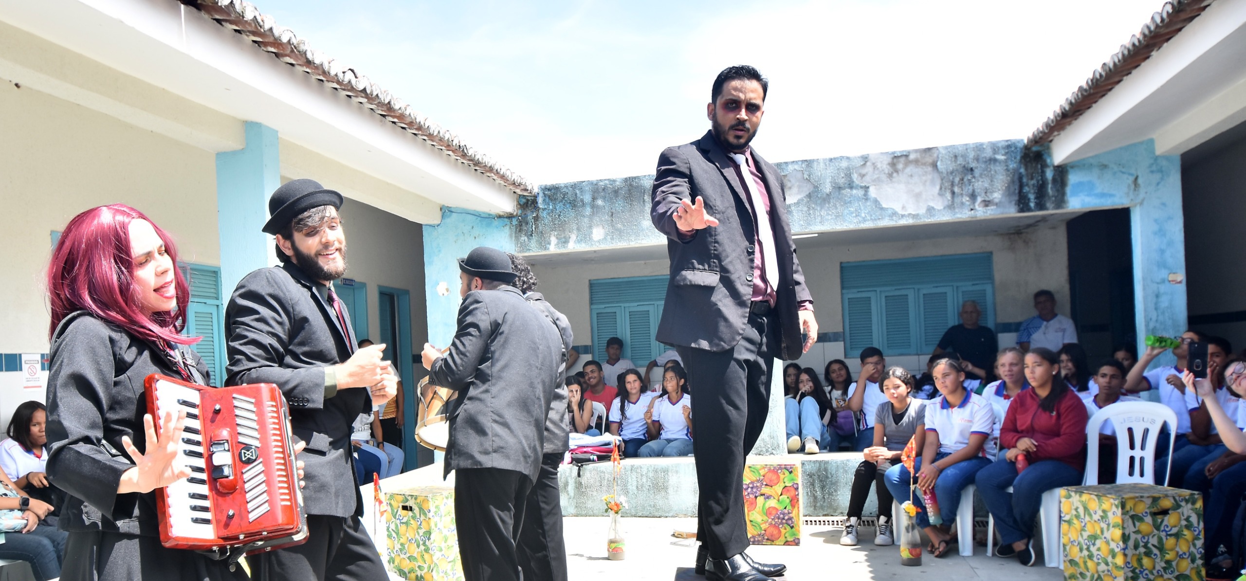 Espetáculo itinerante leva magia do teatro à Escola Municipal em Guanduba