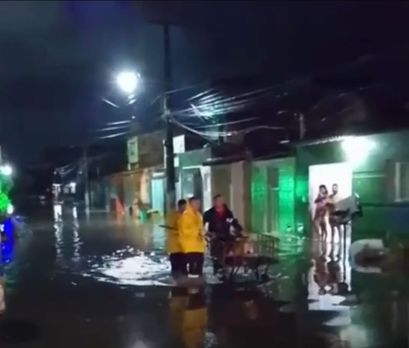 Bombeiros resgatam casal com deficiência visual e cães em Natal