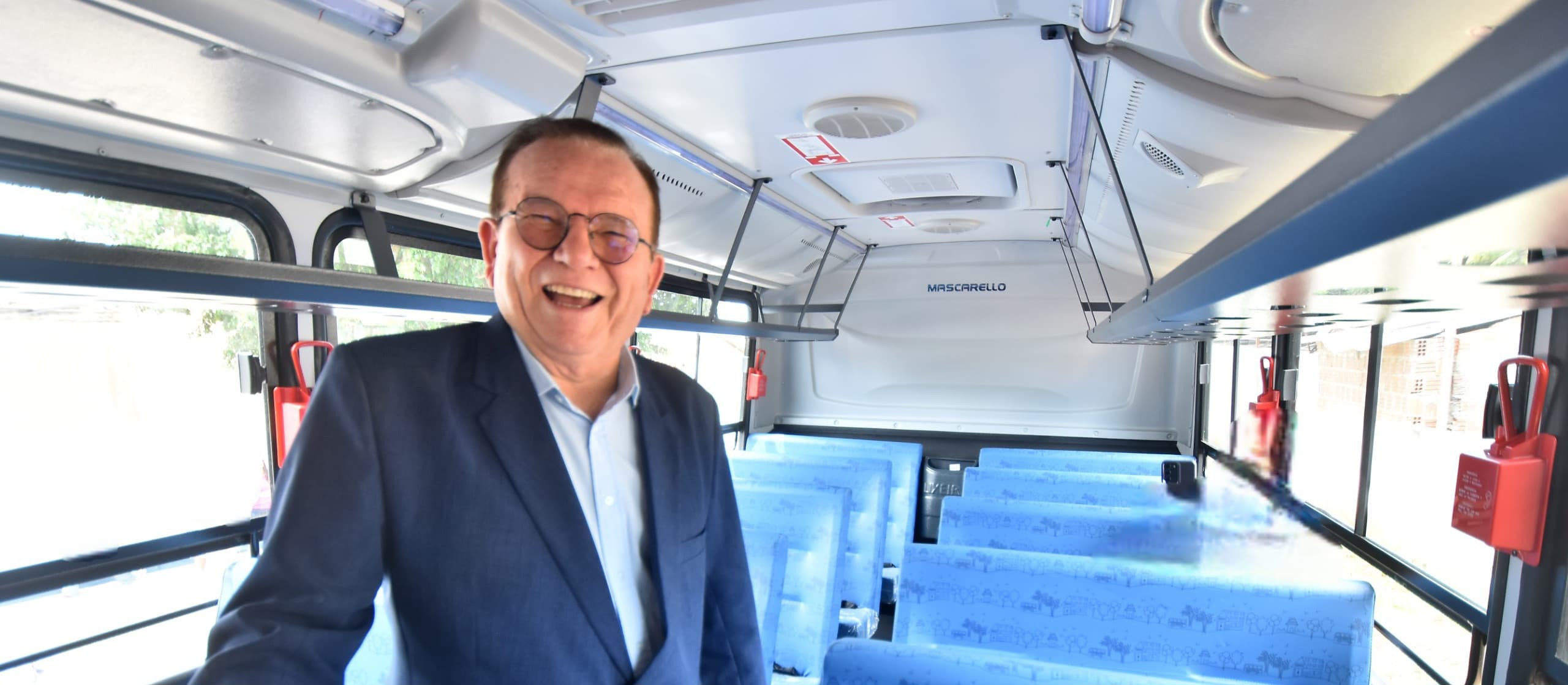 Prefeitura de São Gonçalo entrega novo ônibus escolar