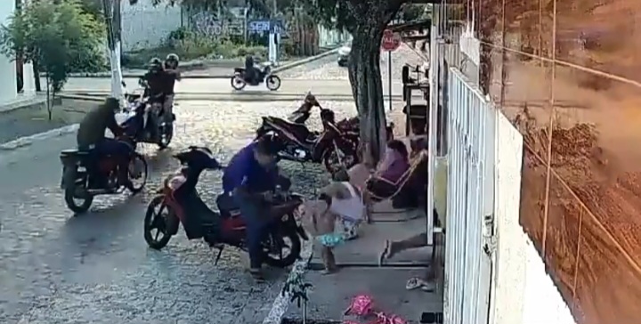 Criança escapa da morte ao ficar em meio a tiros durante tentativa de homicídio