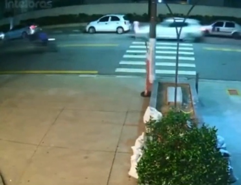 Adolescente morre atropelada em faixa de pedestre