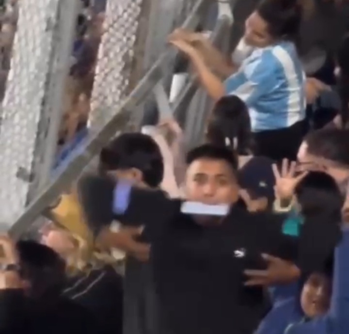 Torcedor argentino faz gesto racista para brasileiros durante jogo contra o Brasil