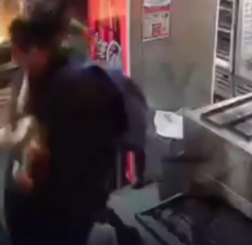 Mulher leva mais de 30 facadas do Ex em Pizzaria