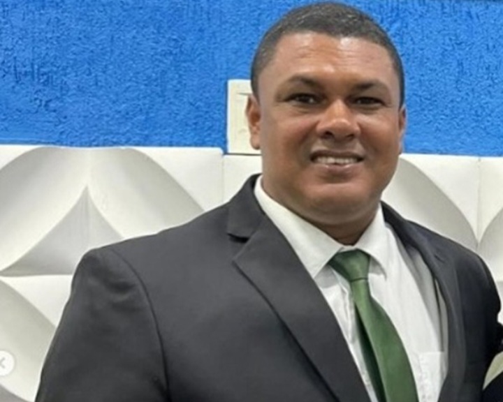 Reeleito em 2024, vereador condenado por estupro está foragido no RN