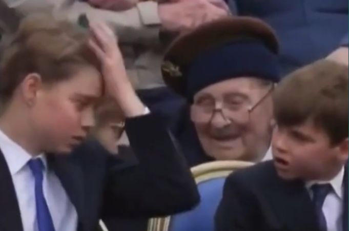 Príncipe Louis rouba a cena ao imitar o irmão George durante celebração do Dia da Vitória