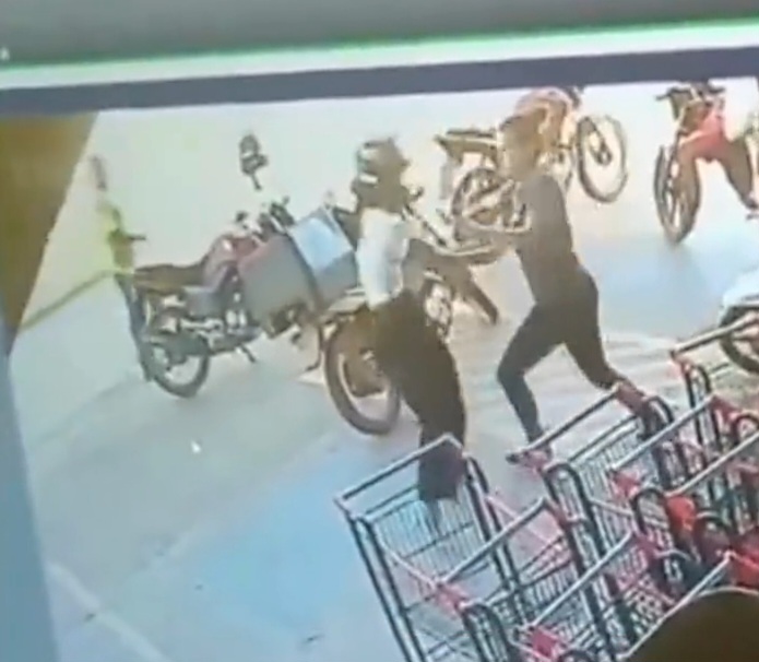 Mulher ataca jovem a faca em frente a mercado