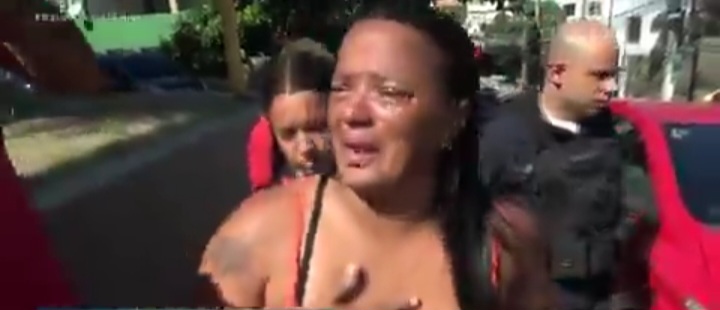 Mãe chora e pede desculpas para imprensa e policiais após filho ser preso por assaltar ônibus