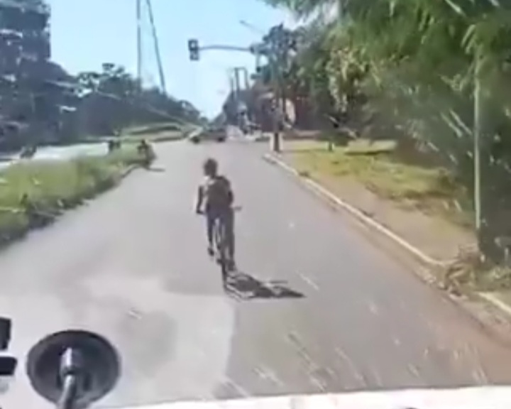 “Me deu dedo”: Motorista reclama de ciclista em zigue-zague antes de atropelamento