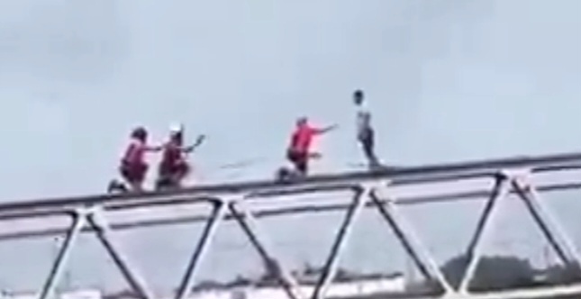 Bombeiros conseguem resgatar homem que estava prestes a se jogar de passarela em Goianinha/RN