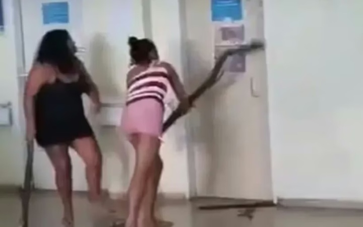 sem atendimento mulheres usam troncos de madeiras para quebrar porta de hospital
