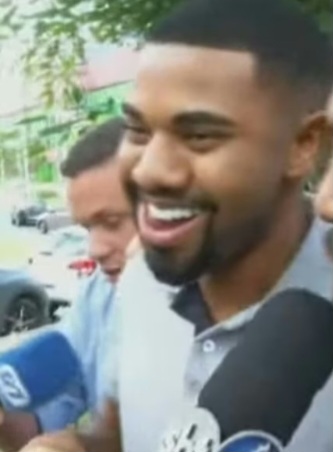Davi Brito é flagrado deixando a delegacia com um sorriso no rosto enquanto come pipoca