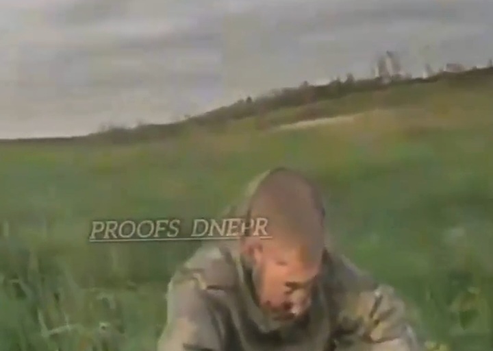 Drone kamikaze ucraniano circula soldado russo antes de explodir