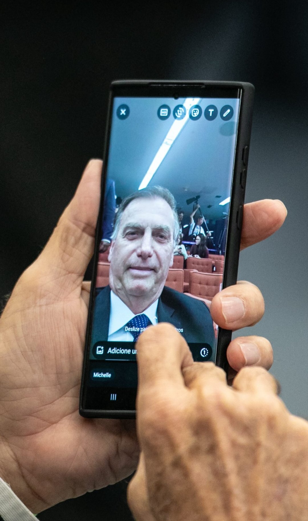 Bolsonaro é flagrado trocando mensagens com Michelle durante interrogatório no STF