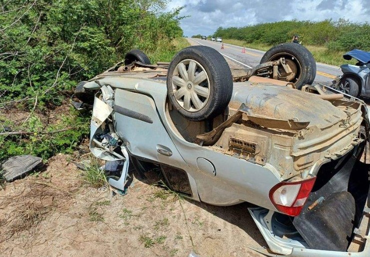 Pai, mãe e filha morrem após colisão frontal entre veículos no agreste do RN