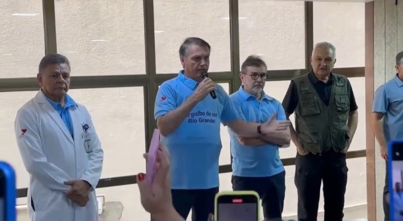 Jair Bolsonaro se emociona ao visitar equipe do Hospital Rio Grande