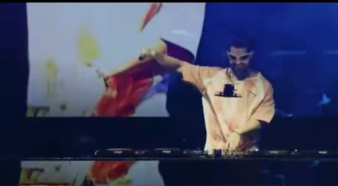Alok sobe no palco da Arena das Dunas