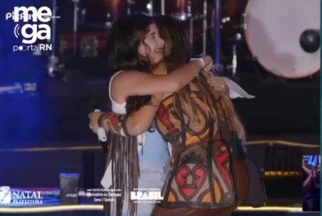 Simone Mendes surpreende pequena fã durante seu show