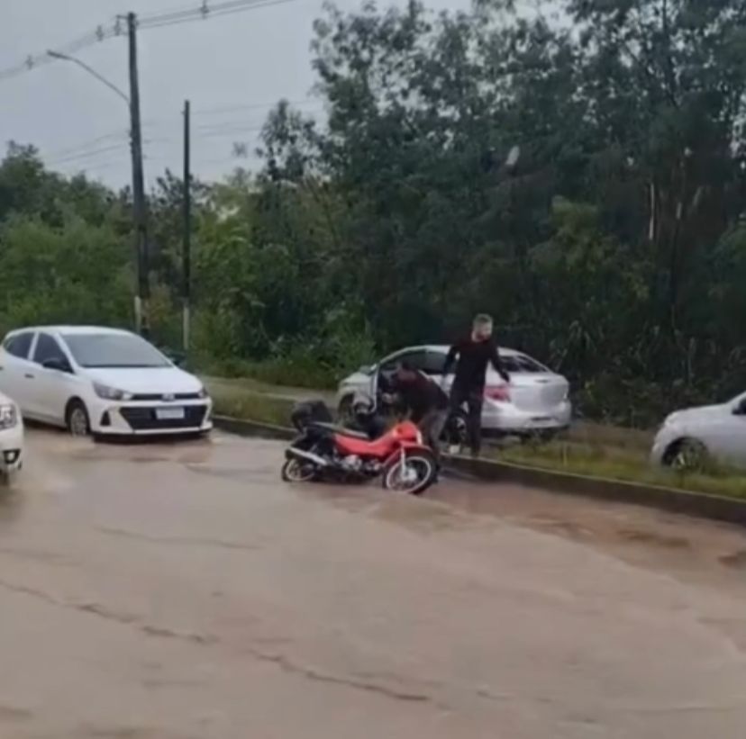Motociclista caí no Buraco na Coophab