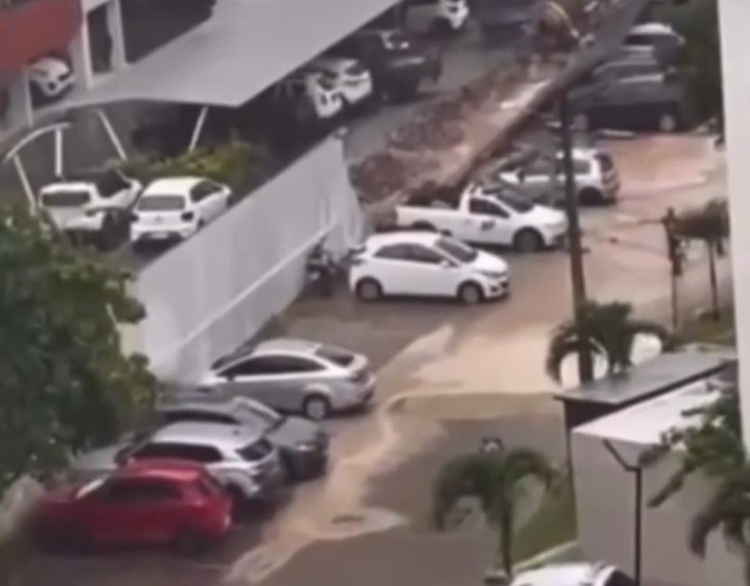 Muro de condomínio desaba após fortes chuvas